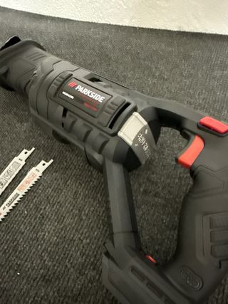 Sierra de sable Parkside 20V + Batería y Cargador