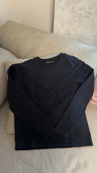 Sudadera Stradivarius negra con flecos