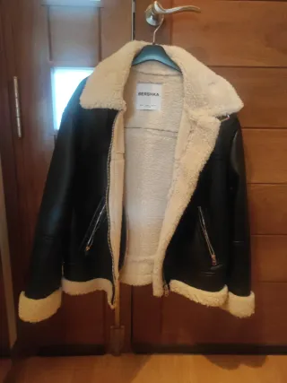 Chaqueta Bershka negra y beige