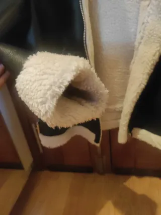 Chaqueta Bershka negra y beige