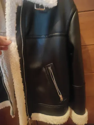 Chaqueta Bershka negra y beige