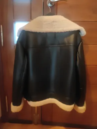 Chaqueta Bershka negra y beige