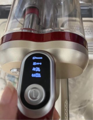 Aspirador de mano dorado y rojo