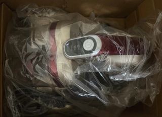 Aspirador de mano dorado y rojo