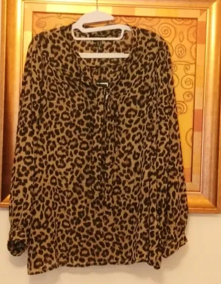 Blusa con estampado de leopardo