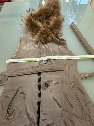 Chaleco reversible con capucha de pelo y cinturón