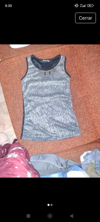 Camiseta plateada con detalles