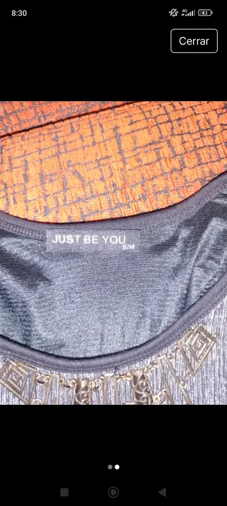 Camiseta plateada con detalles