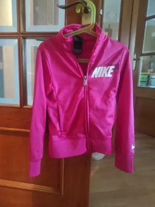 Chaqueta Nike Rosa 4/5/6 años ver la etiqueta.