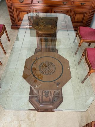 Mesa de salón de cristal y madera