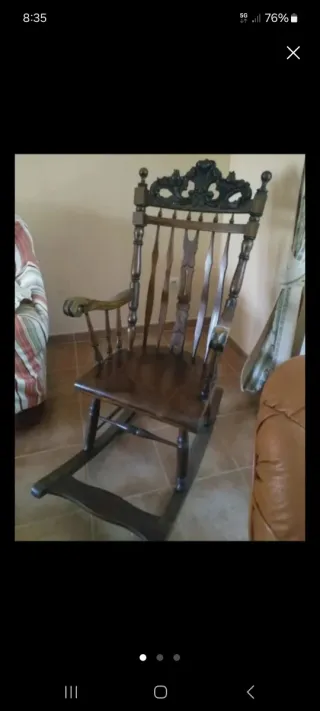 Mecedora antigua de madera grande