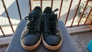 Zapatillas Adidas Negras con Detalles Rojos