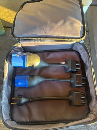 Cargador portátil Tesla y adaptadores originales