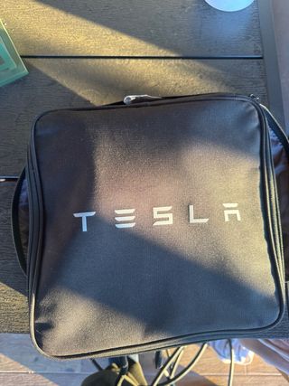 Cargador portátil Tesla y adaptadores originales