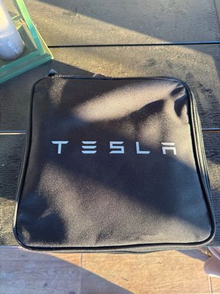 Cargador portátil Tesla y adaptadores originales