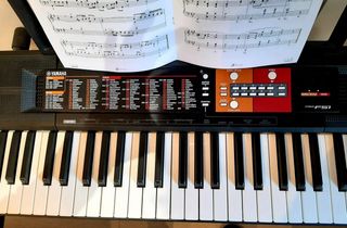 Teclado Yamaha PSR F51 61 teclas