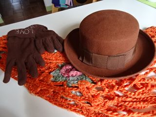 Cappello marrone con guanti e sciarpa