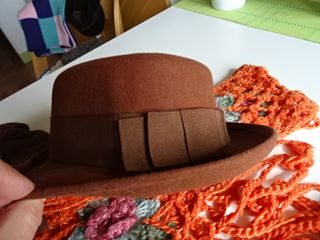 Cappello marrone con guanti e sciarpa