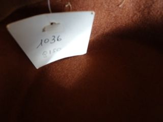 Cappello marrone con guanti e sciarpa