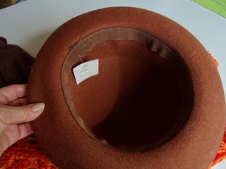 Cappello marrone con guanti e sciarpa