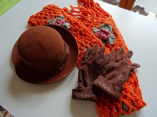 Cappello marrone con guanti e sciarpa