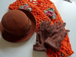 Cappello marrone con guanti e sciarpa