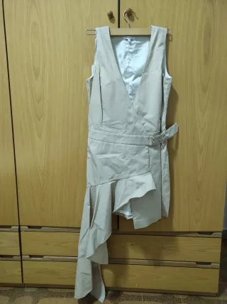 Abito con coda laterale beige