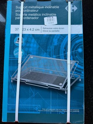 Soporte metálico inclinable ordenador.