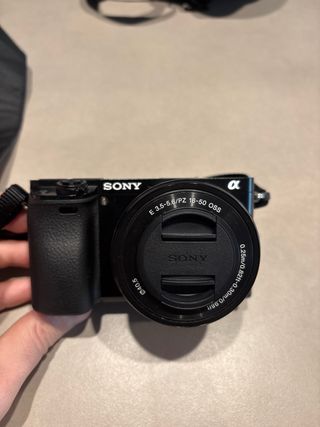 Cámara Sony Alpha 6000 con funda y cargador