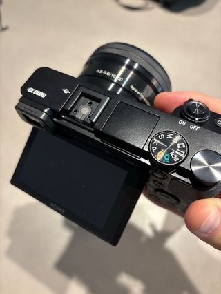 Cámara Sony Alpha 6000 con funda y cargador