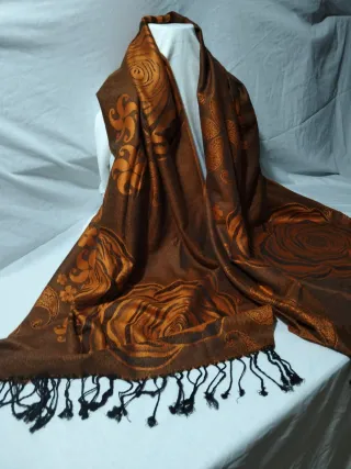 Sciarpa calda marrone e arancione