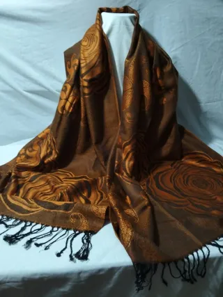 Sciarpa calda marrone e arancione