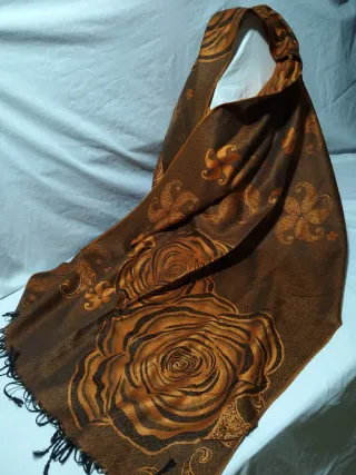 Sciarpa calda marrone e arancione