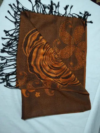 Sciarpa calda marrone e arancione