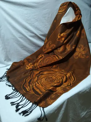 Sciarpa calda marrone e arancione