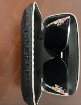 Gafas de sol negras con adornos rosas