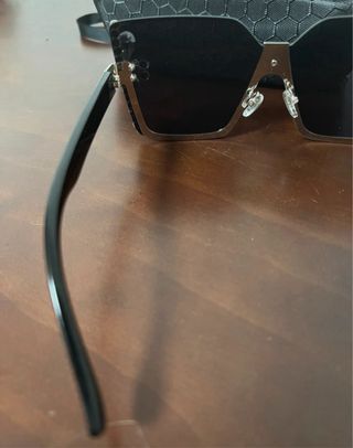 Gafas de sol negras con adornos rosas