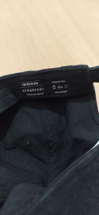 Gorra Adidas negra Aeroready