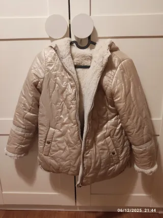 Chaqueta niña acolchada beige. Como nueva. Reversi