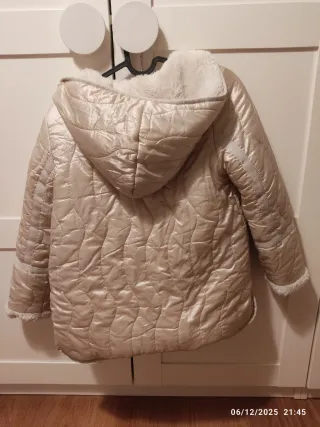 Chaqueta niña acolchada beige. Como nueva. Reversi