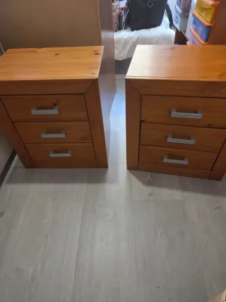 Cómoda y mesitas de madera