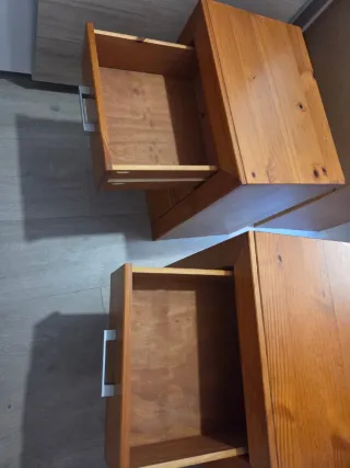 Cómoda y mesitas de madera