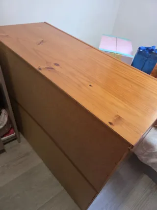 Cómoda y mesitas de madera