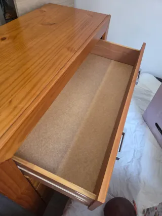 Cómoda y mesitas de madera