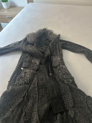 Chaqueta gris con detalles