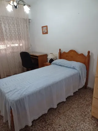 Se alquila habitación en piso compartido
