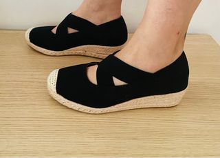 Zapatos cuña negros mujer