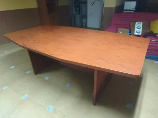 Mesa de madera marrón