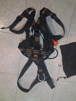 Arnés de escalada y trabajos verticales