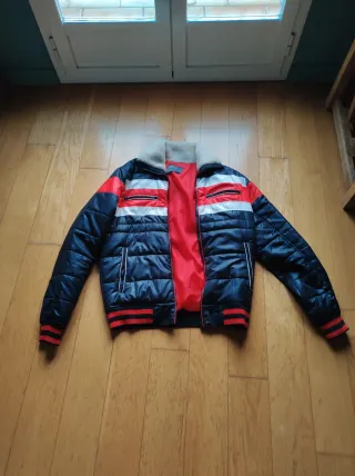 Chaqueta vintage azul y roja.